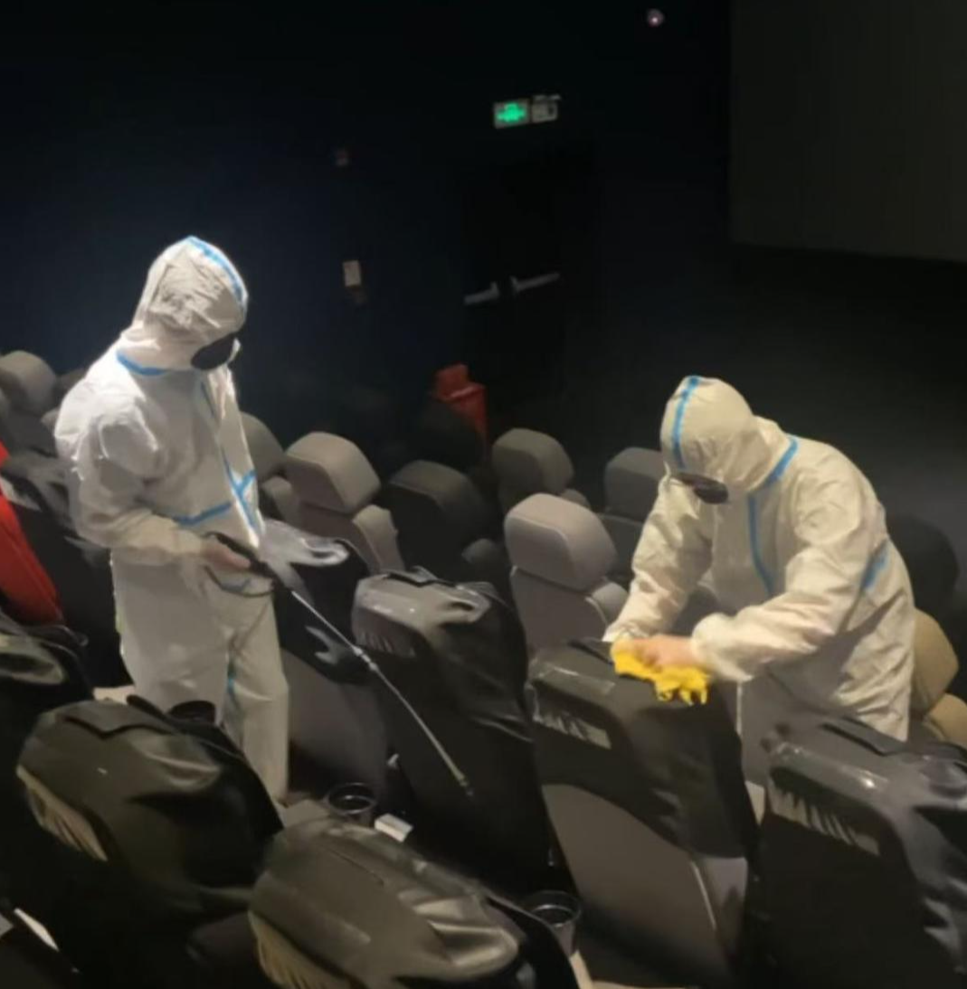 上布满白色虫卵当地影院回应不朽情缘网站女子发现座椅(图1)